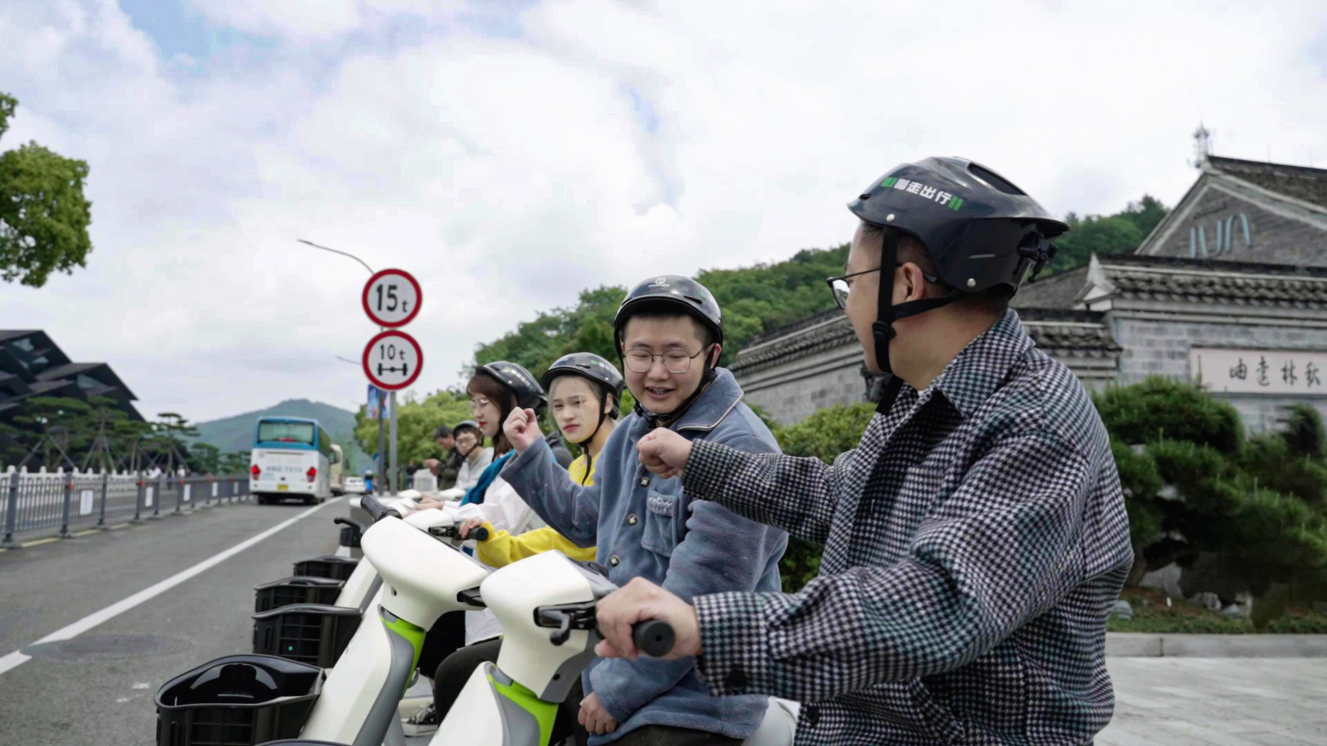 騎共享電單車務必要注意安全行駛